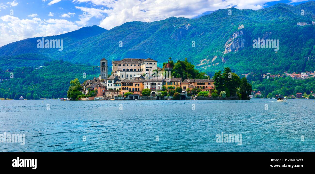 Bella Orta San Giulio villaggio,vista lago e montagne,regione Piemonte,Norh Italia. Foto Stock