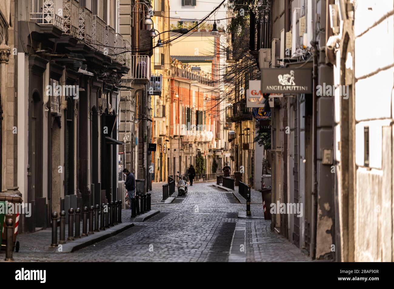 Italia, Napoli: Marzo 2020 - città vuota durante il blocco a causa di Coronavirus - via Carlo Poerio come visto da Piazza dei Martiri Foto Stock