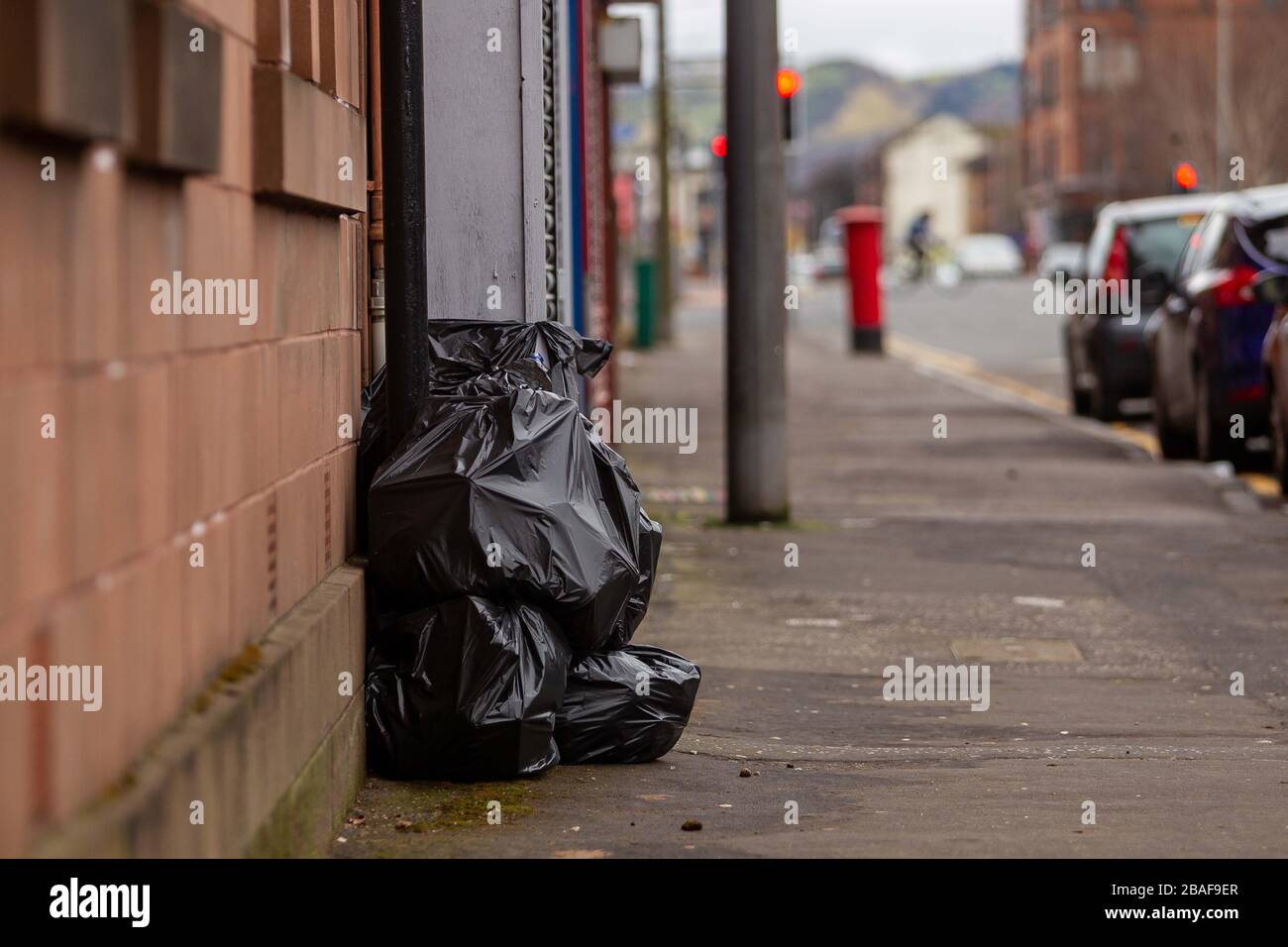 Clydebank, Regno Unito. 27 marzo 2020. Le collezioni e il riciclaggio di bidone sono stati ridotti nell'area che sta avendo un effetto immediato Credit: Colin Poultney/Alamy Live News Foto Stock