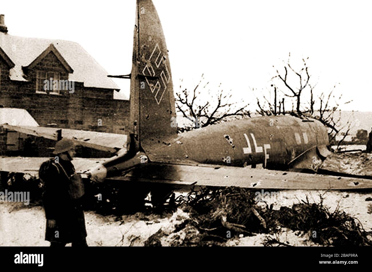 Whitby, North Yorkshire - Una rara foto del primo aereo tedesco abbattuto sul suolo inglese nella seconda guerra mondiale alla fattoria Bannial Flatt a Sleights Lane End il 3 febbraio 1940 . Il pilota che ha abbattuto l'aereo era il capitano del gruppo Peter Townsend, che in seguito è stato legato romanticamente alla principessa Margherita d'Inghilterra. Rudolf Leushacke, fu ucciso all'istante nella prima grandine di proiettili sparati da Townsend. Una targa fu eretta per commemorare l'incidente su un pilastro di pietra a Sleights Lane End, a nord di Whitby all'incrocio tra la A171 e la A169. Foto Stock