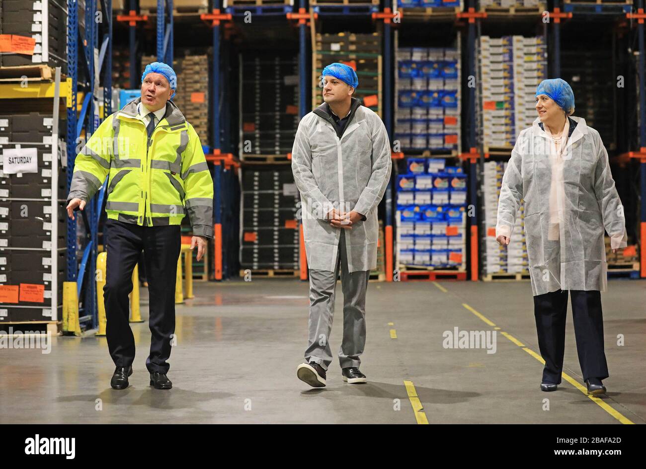 Credito obbligatorio Julien Behal Taoiseach Leo Varadkar (centro) durante una visita al grossista di frutta e verdura Total producete a Swords, Dublino con il Ministro degli Affari Heather Humphreys e Des McCoy MD da Total produces (a sinistra). Foto Stock