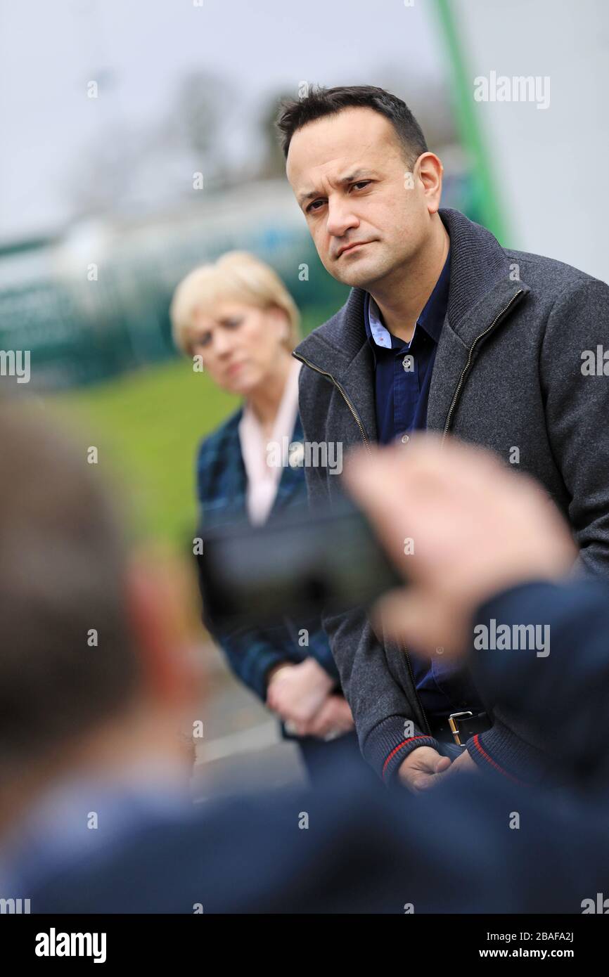 Credito obbligatorio Julien Behal Taoiseach Leo Varadkar parlare durante una visita al grossista di frutta e verdura Total produrre a Swords, Dublino con il Ministro per le imprese Heather Humphreys. Foto Stock