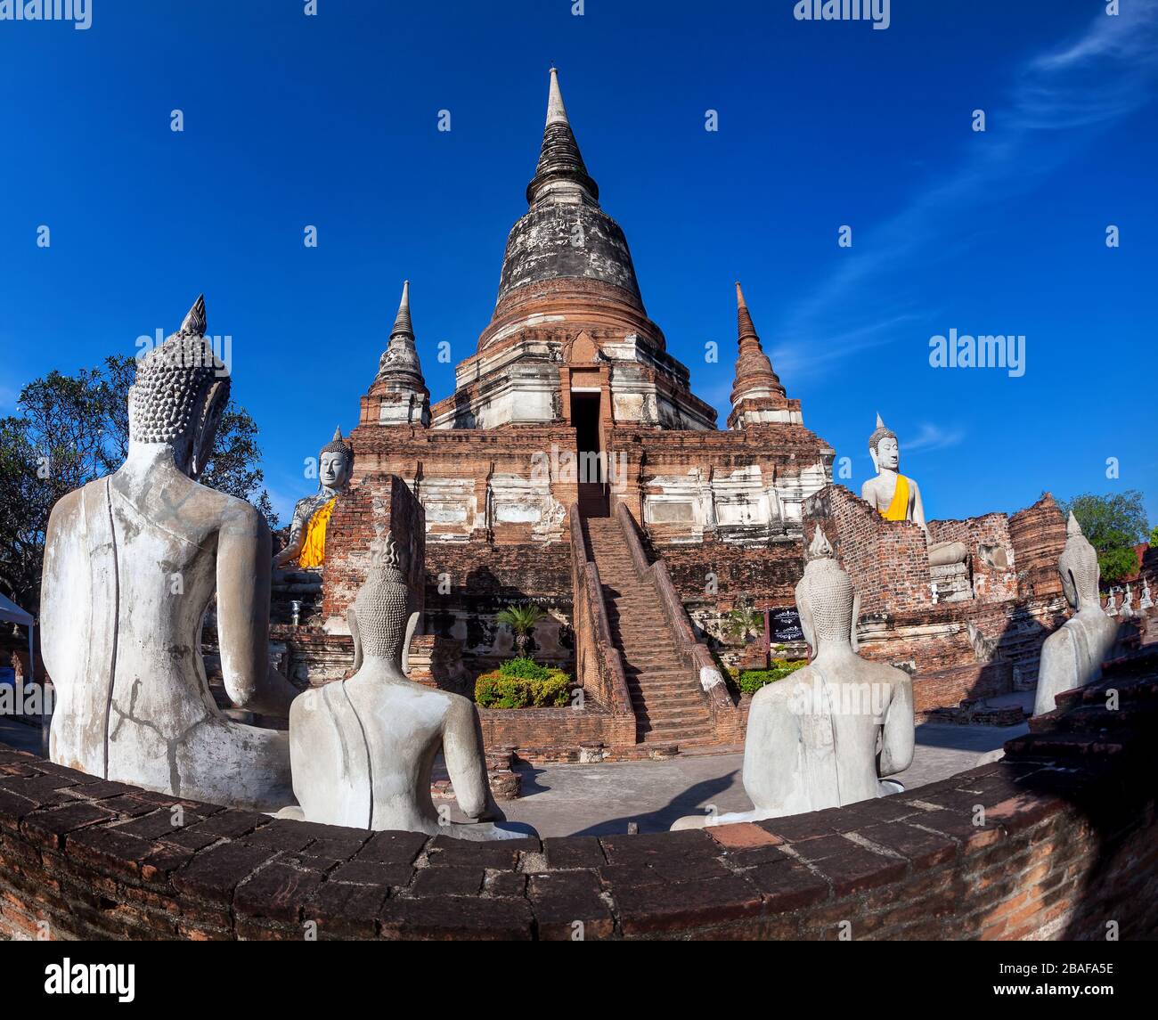 Grande Stupa e statue di Buddha in Wat Yai Chai Mongkol monastero di Ayuttaya, Thailandia Foto Stock