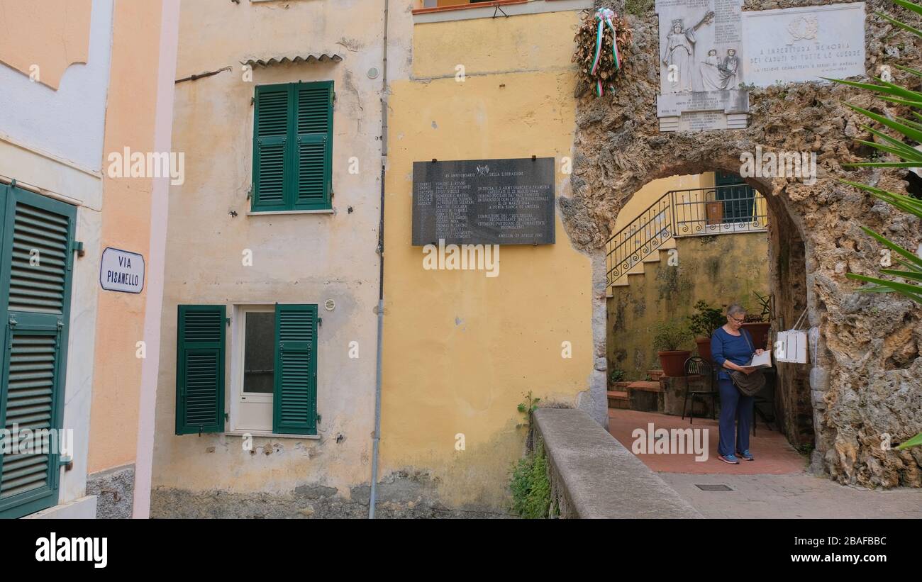 Targhe commemorative e memoriale nel centro storico di Ameglia, la Spezia, Liguria, Italia Foto Stock