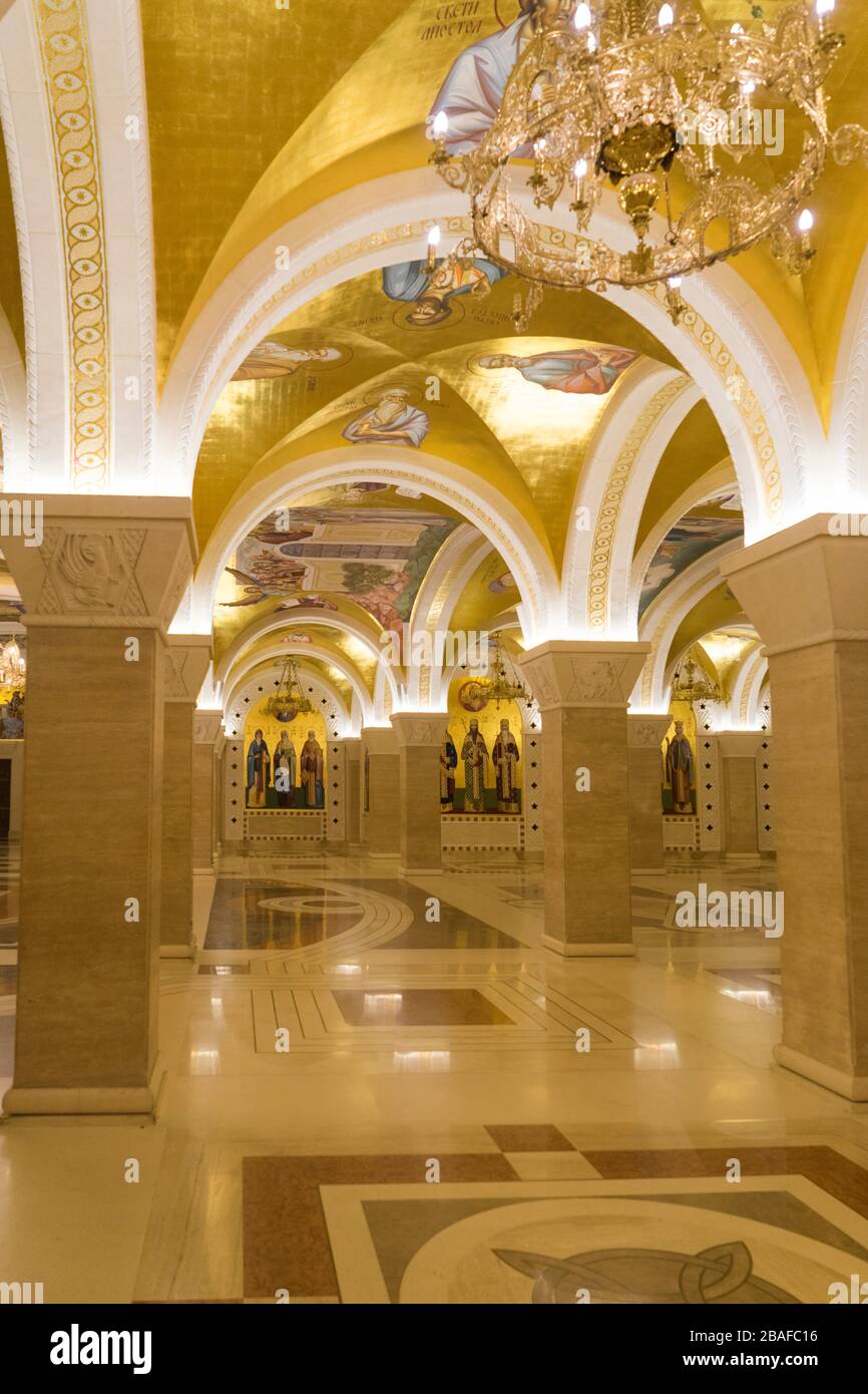 Cripta illuminata della chiesa di San Sava , Belgrado, Serbia, Europa Foto Stock