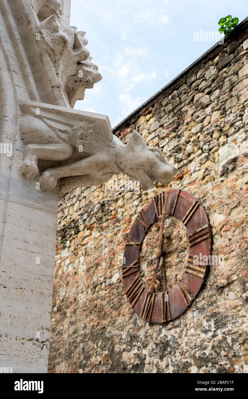 Statua di Gargoyle dalla guglia della cattedrale di Zagabria dopo il restauro, Zagabria, Croazia, Europa Foto Stock