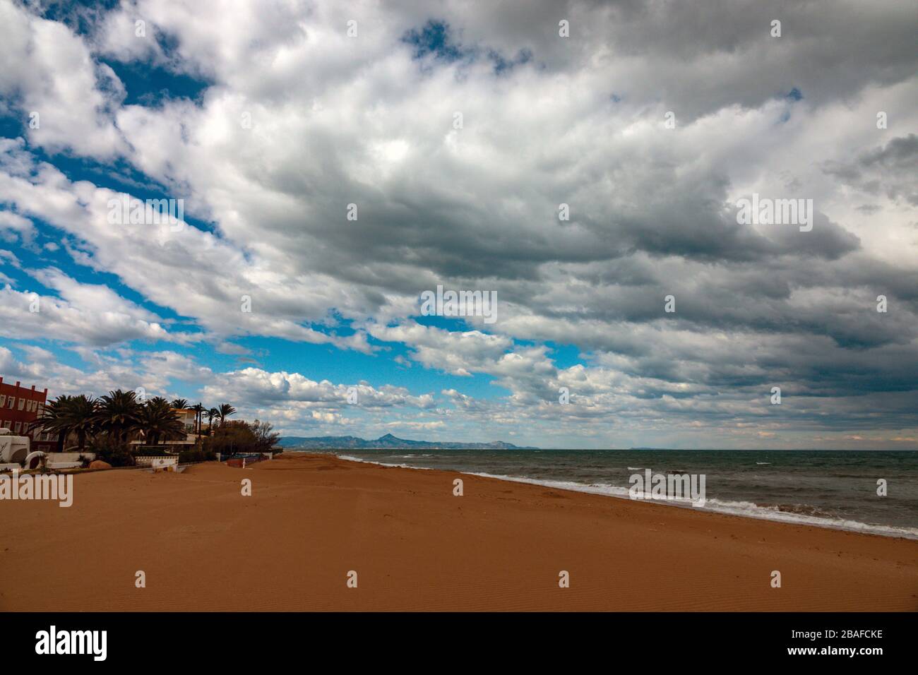 Ampia spiaggia di sabbia deserta a Denia, Costa Blanca, Spagna Foto Stock