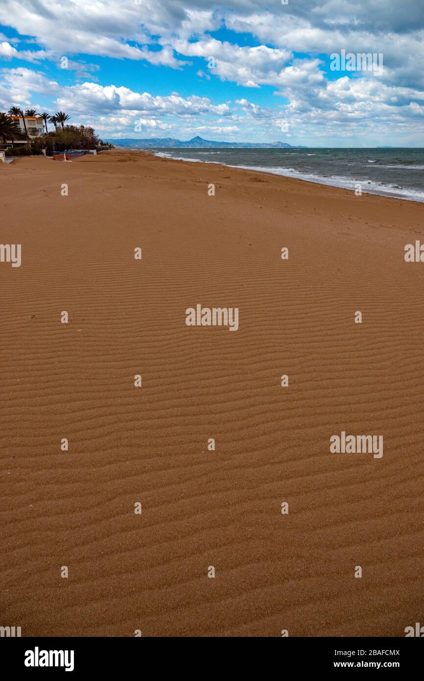 Ampia spiaggia di sabbia deserta a Denia, Costa Blanca, Spagna Foto Stock