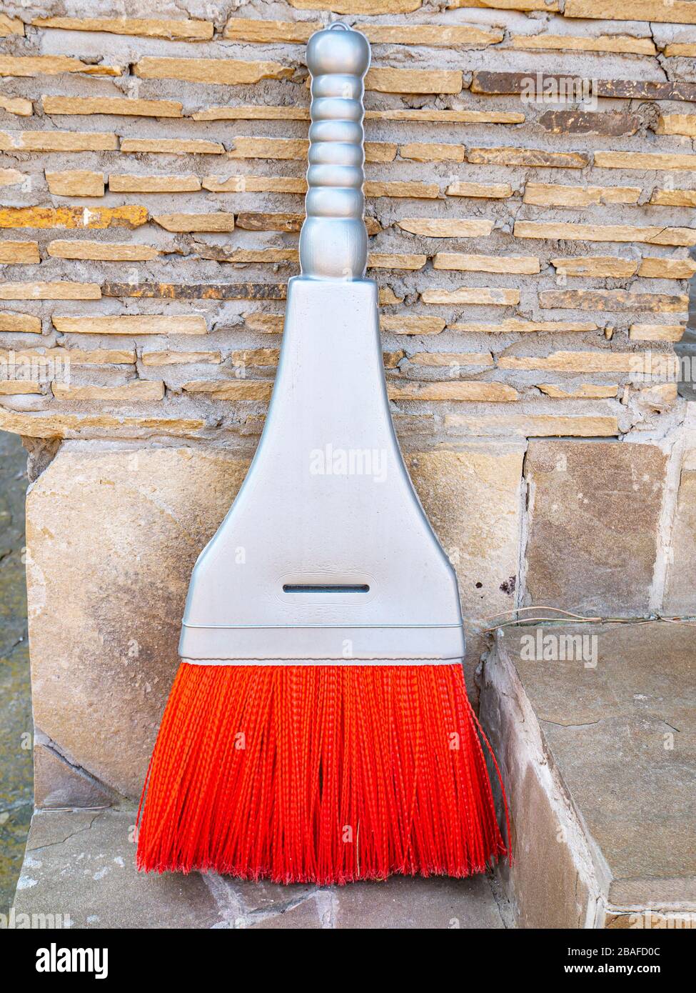Scopa in plastica per la pulizia dei rifiuti dal pavimento. Foto Stock