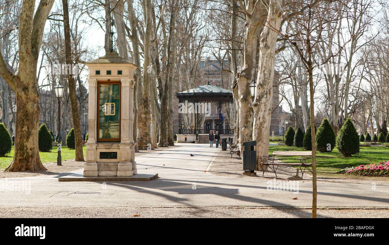 Piazza Zrinjevac vuota a Zagabria a causa delle misure di salute del virus corona Foto Stock