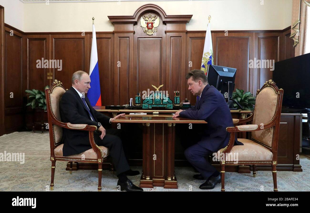Mosca, Russia. 27 marzo 2020. Il presidente russo Vladimir Putin ha un incontro di lavoro con Alexei Miller, CEO di Gazprom, al Cremlino, il 27 marzo 2020 a Mosca, Russia. Credit: Mikhail Klimentyev/Kremlin Pool/Alamy Live News Foto Stock