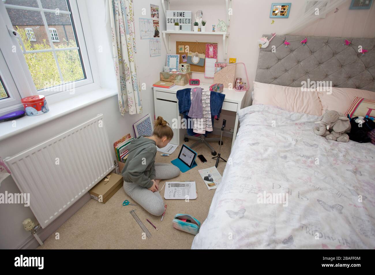 Giovane ragazza a casa schooled durante la pandemia di Coronavirus, Oxfordshire Inghilterra Foto Stock