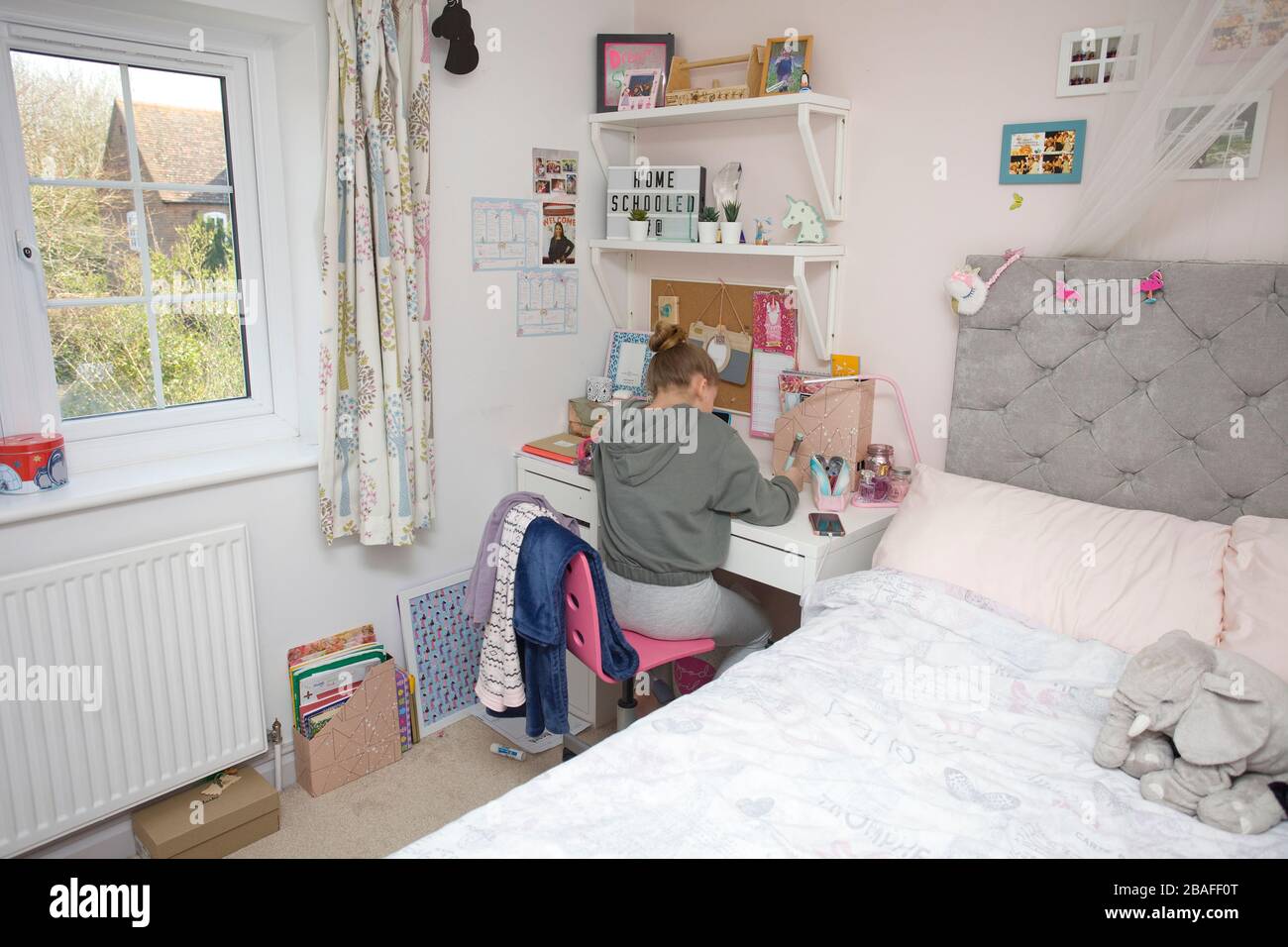 Scuola di casa di giovane ragazza durante la Pandemia di Coronavirus, Inghilterra Foto Stock