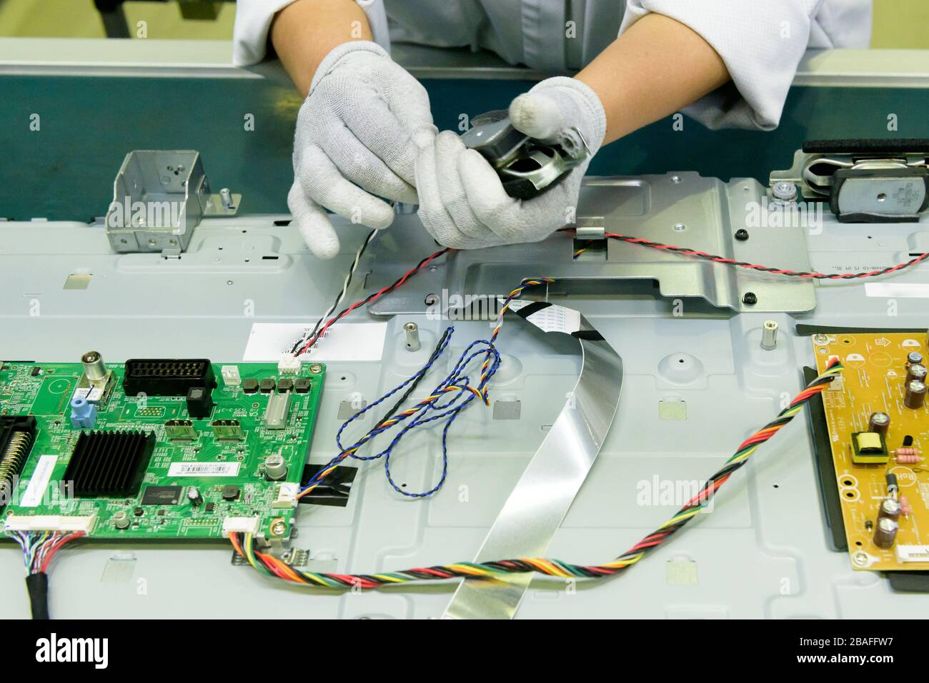 San Pietroburgo, Russia - 11 marzo 2016. I lavoratori assemblano la TV nella fabbrica di assemblaggio televisiva della tecnologia TPV. Foto Stock