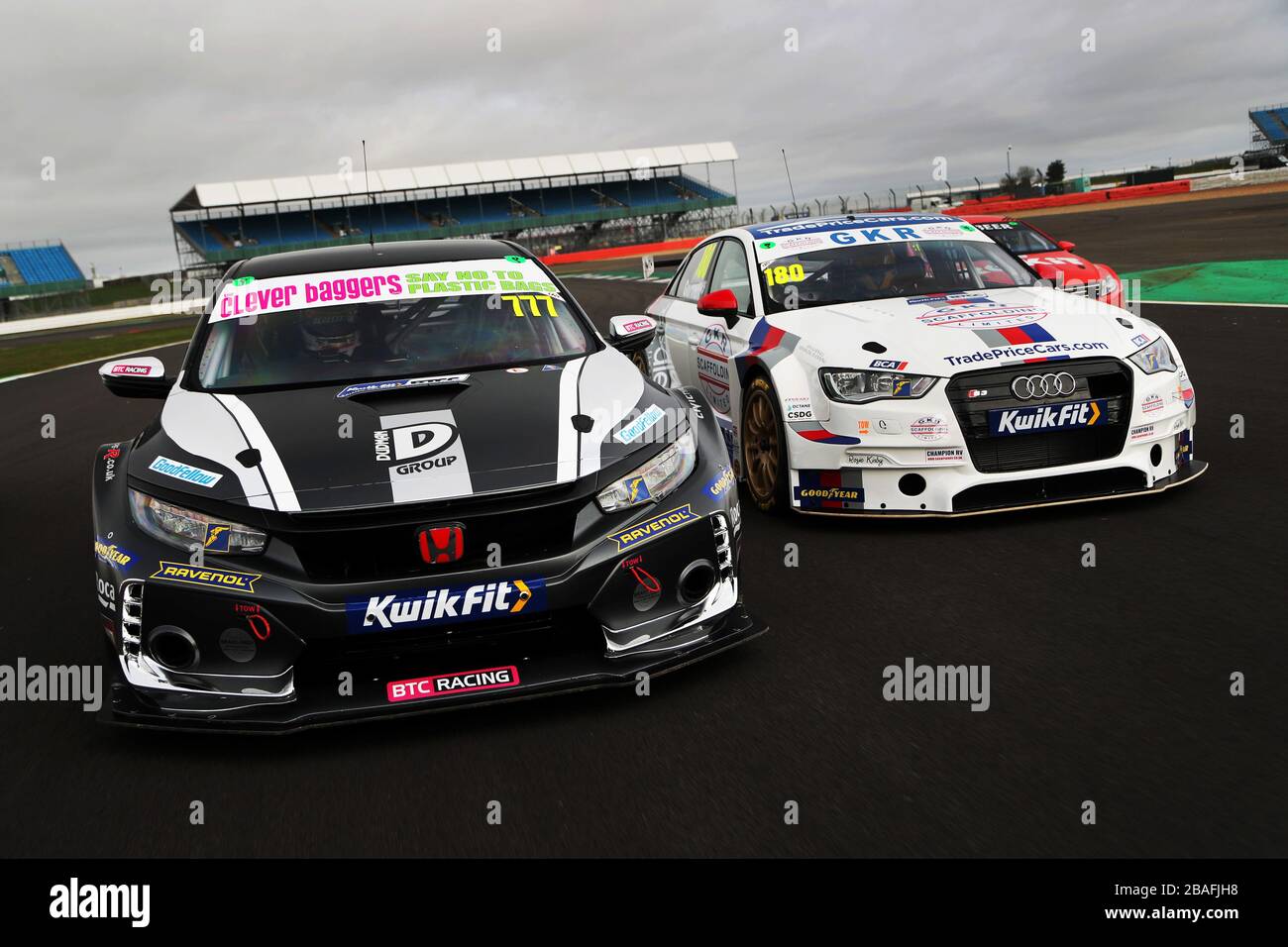 Michael Crees (GBR) - BTC Racing Honda Civic Type R e James Gornall (GBR) - TradePriceCars.com Audi S3 Saloon al Btcc di Silverstone Media Day Foto Stock