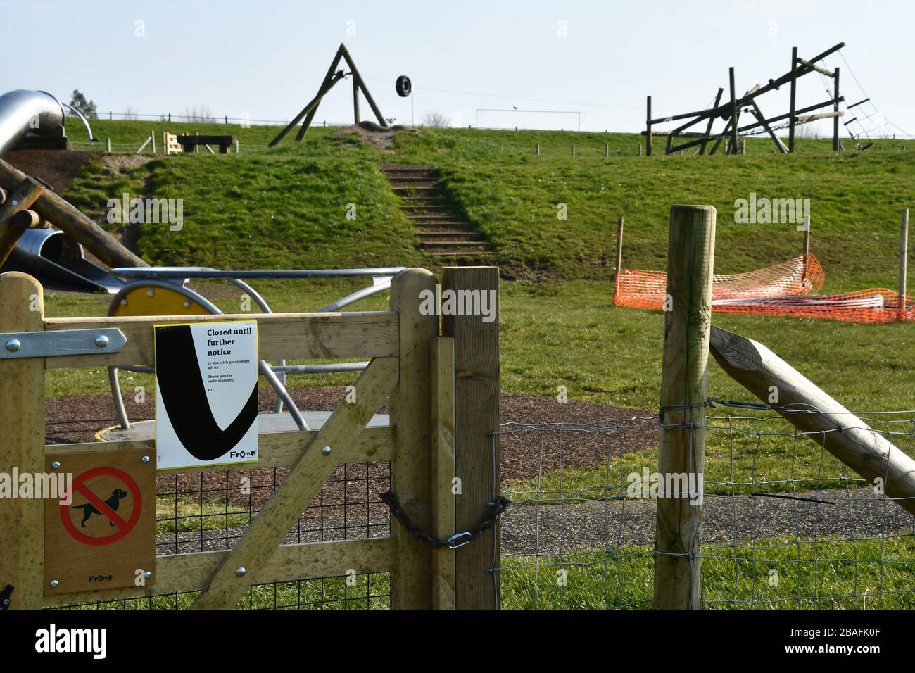 Area giochi per bambini chiusa, bloccata e vuota a causa dell'epidemia di virus corona. 26th marzo 2020. Frome, Somerset, Regno Unito Foto Stock