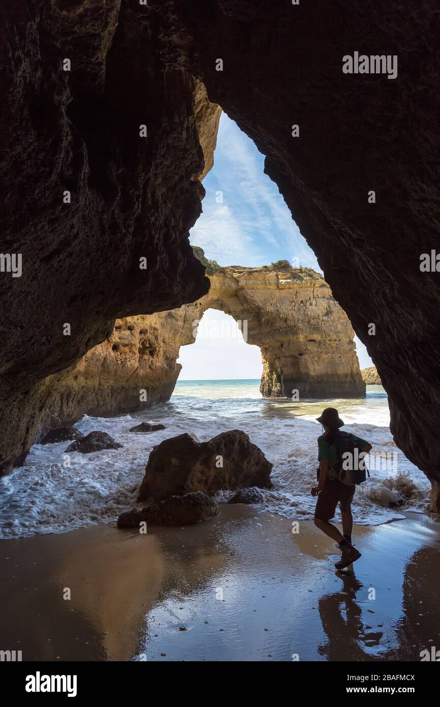 Grotta di mare e arco sulla costa ovest di Alporchinhas, Algarve, Portogallo Foto Stock