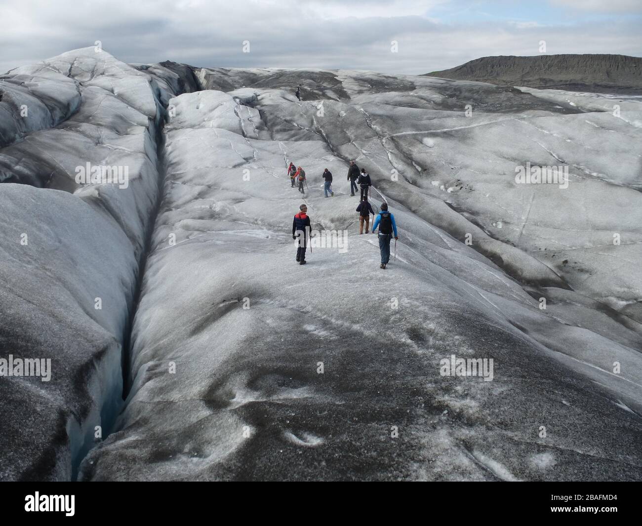Tour escursionistico del ghiacciaio in gruppo di alpinisti o turisti in Islanda - ghiacciaio Svinafellsjökull nel parco nazionale di Vatnajökull vicino al ghiacciaio Skaftadell Foto Stock