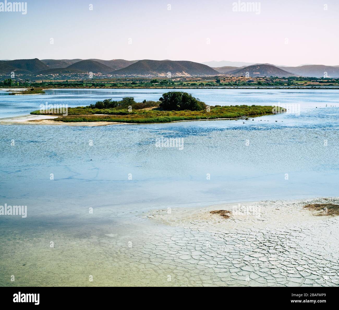 Piccola isola in una laguna salmastra nel sud-ovest della Sardegna. Porto Pino, Sant'Anna Arresi, Carbonia Iglesias, Sardegna, Italia. Foto Stock