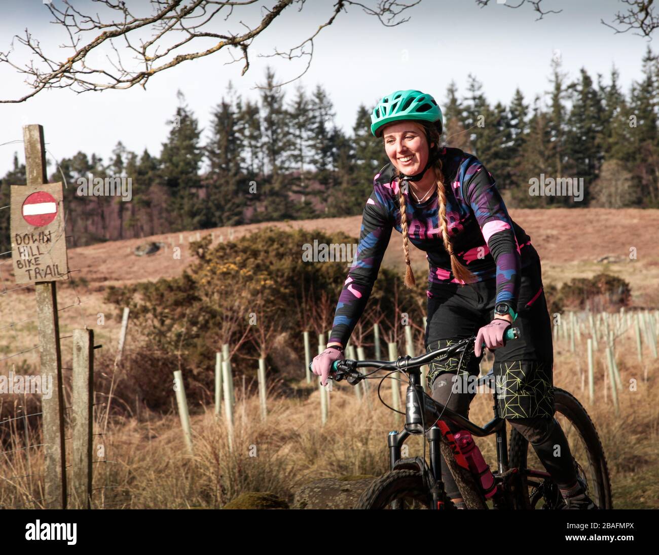 Giovane donna equitazione mountain bike Foto Stock