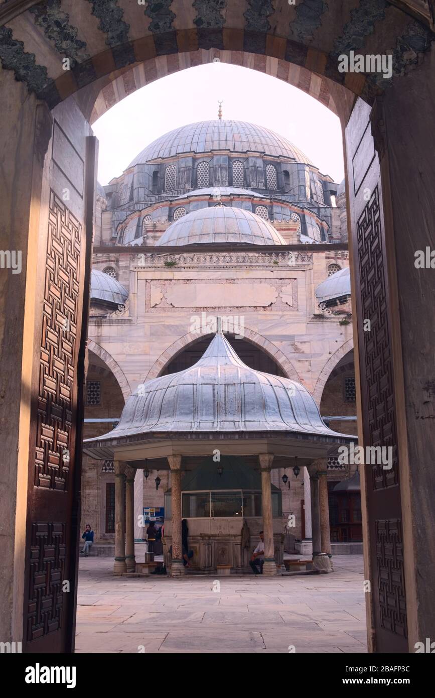 Fontana centrale della Moschea di Sehzade a Istanbul, Turchia. Vista dai cancelli d'ingresso. Foto Stock