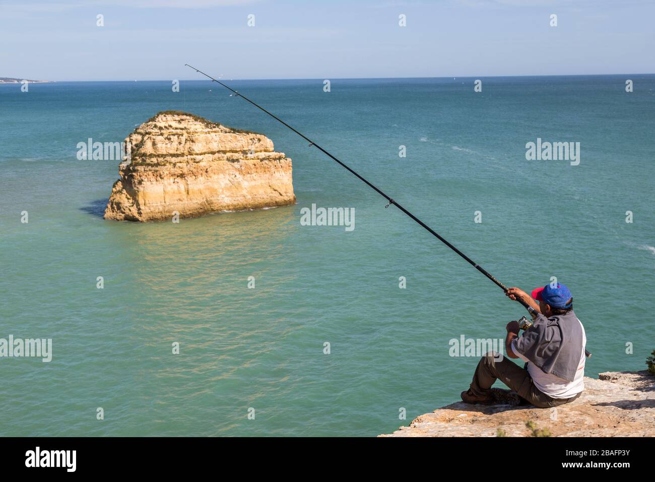 Pesca dalle scogliere sulla costa ovest di Alporchinhas, Algarve, Portogallo Foto Stock