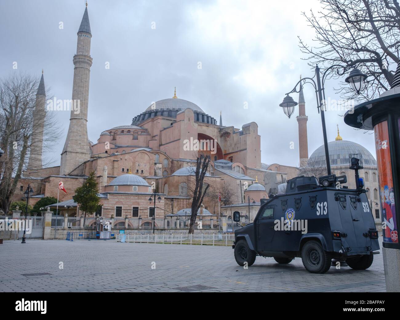 Un veicolo di polizia parcheggiato in una piazza vuota di Sultanahmet a istanbul in mezzo al focolaio di coronavirus. Il Museo di Hagia Sophia è sullo sfondo. Foto Stock