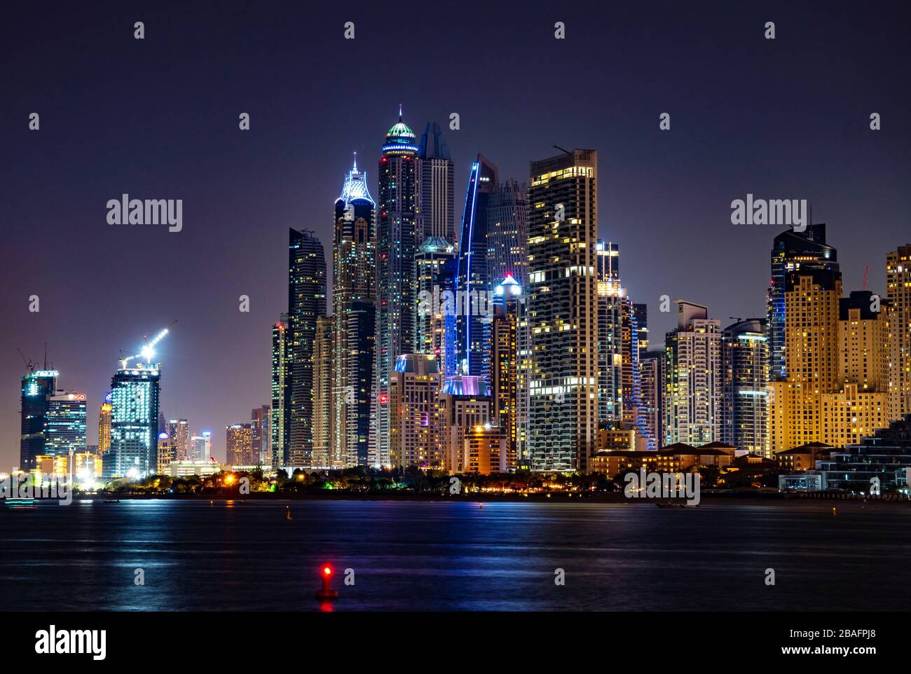 Skyline di Dubai Marina al tramonto, Dubai, Emirati Arabi Uniti. Foto Stock