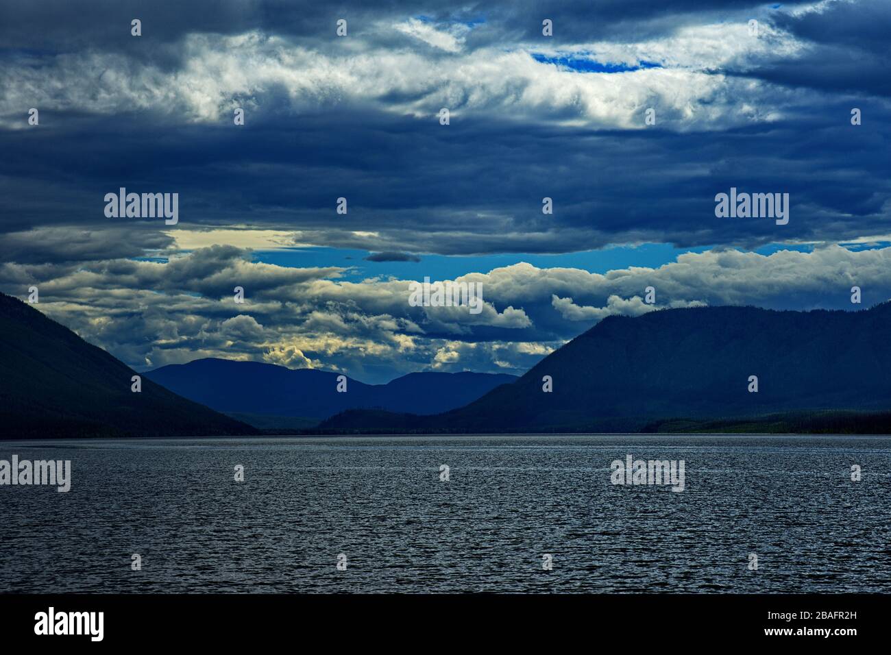 Suggestive sagome di montagna sul lago Foto Stock