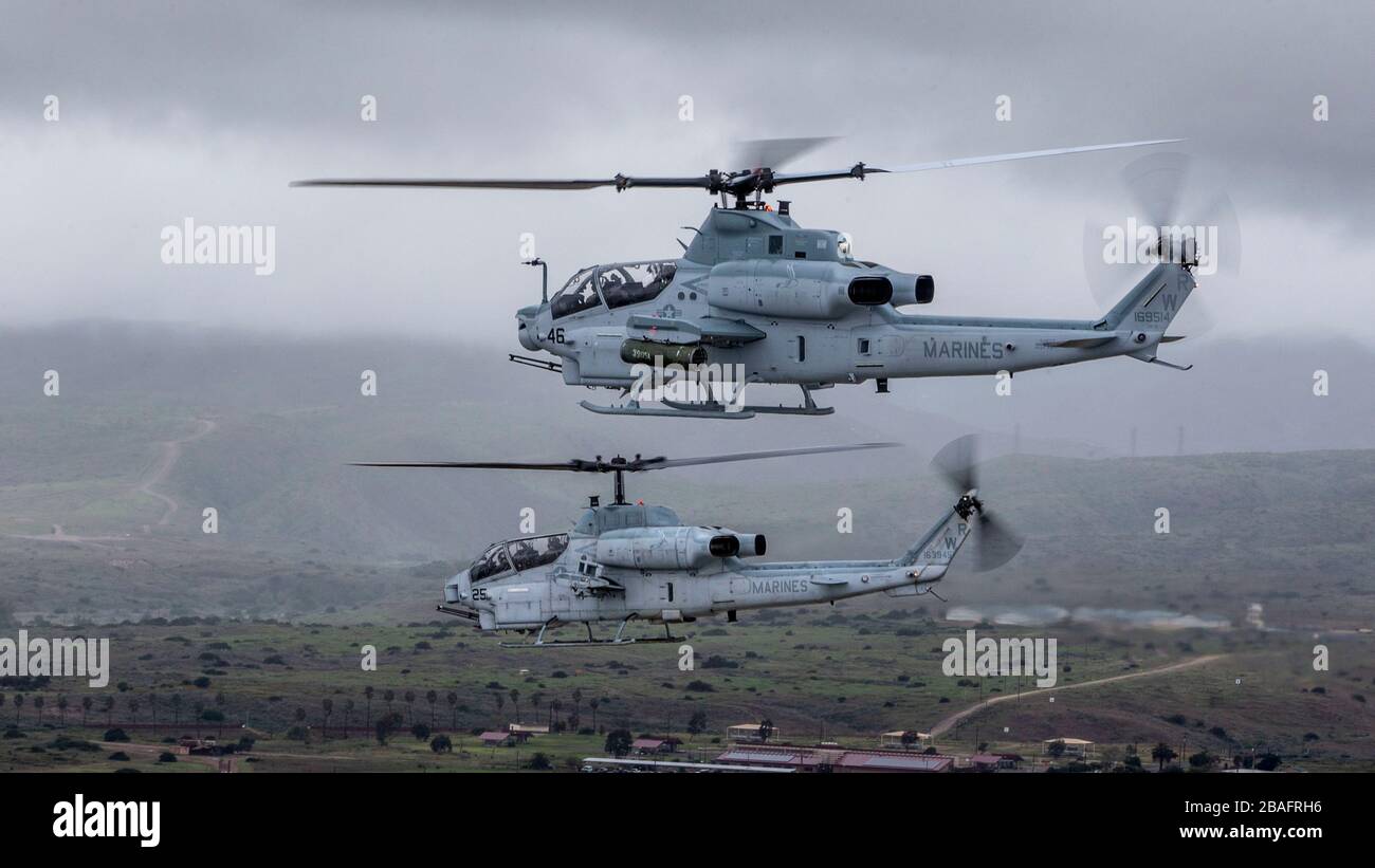 Un elicottero marino americano AH-1W Super Cobra e AH-1Z Viper con Marine Light Attack Helicopter Squadron 775, volare in formazione lungo la costa meridionale della California 14 marzo 2020 vicino Pendleton, California. Foto Stock