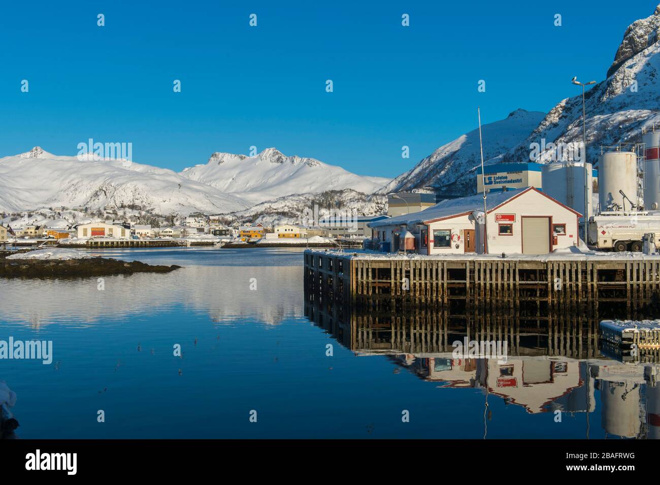 Vista in inverno di Svolvaer, una città di pescatori nelle Isole Lofoten, Nordland County, Norvegia. Foto Stock