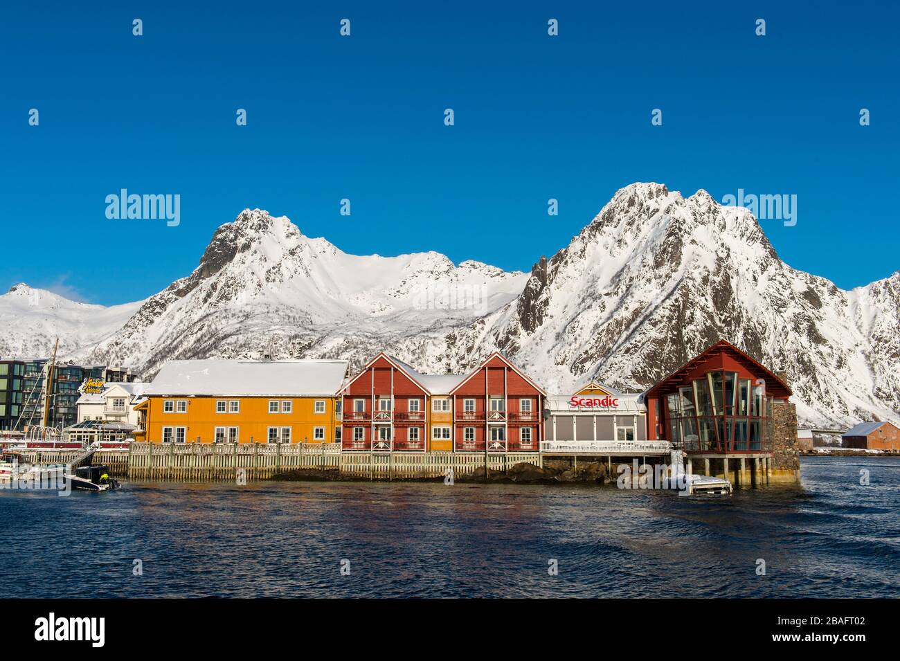 Vista in inverno di Svolvaer, una città di pescatori nelle Isole Lofoten, Nordland County, Norvegia. Foto Stock
