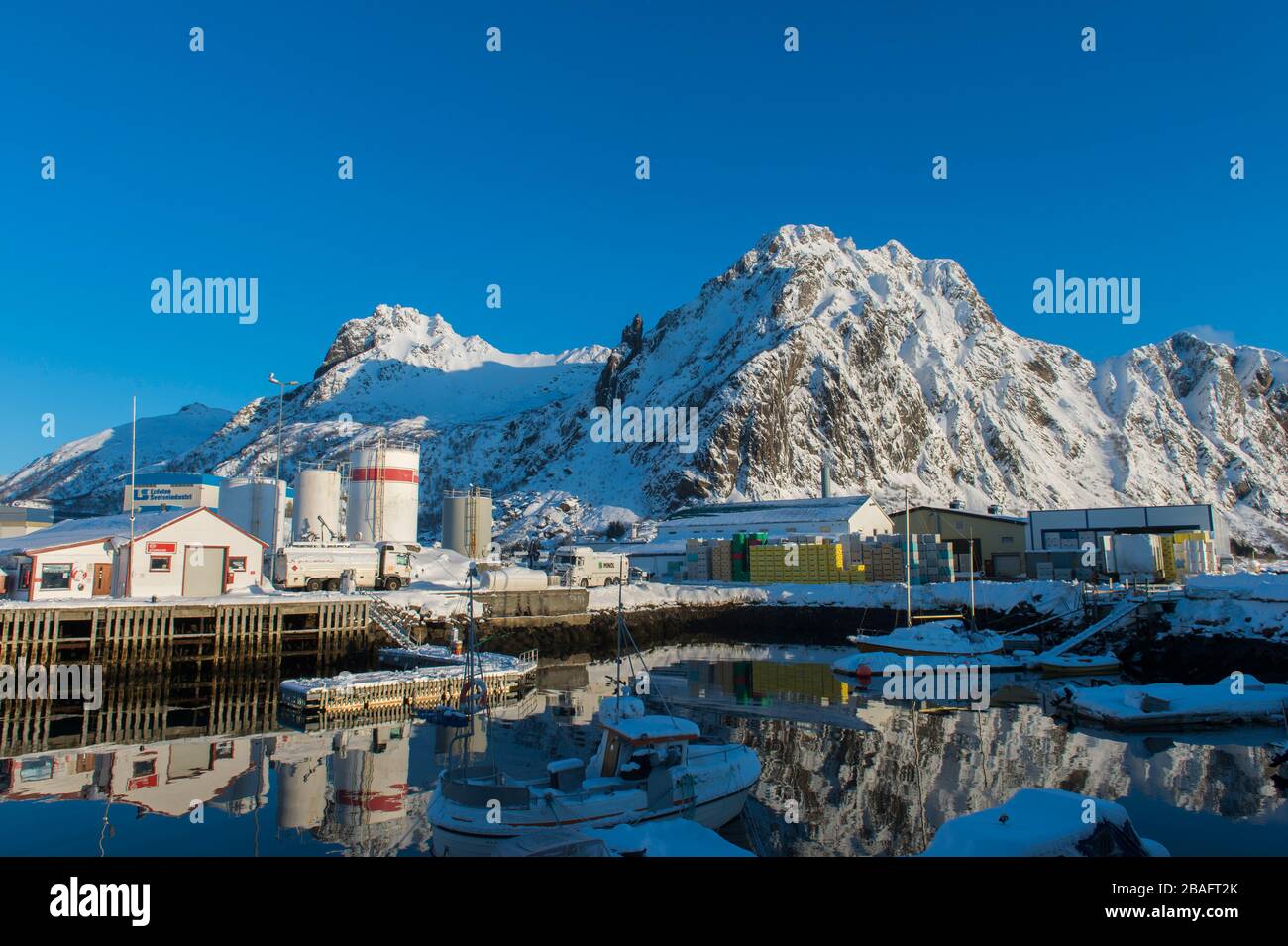 Una delle fabbriche di lavorazione del pesce di Svolvaer, una città di pesca nelle Isole Lofoten, Nordland County, Norvegia. Foto Stock
