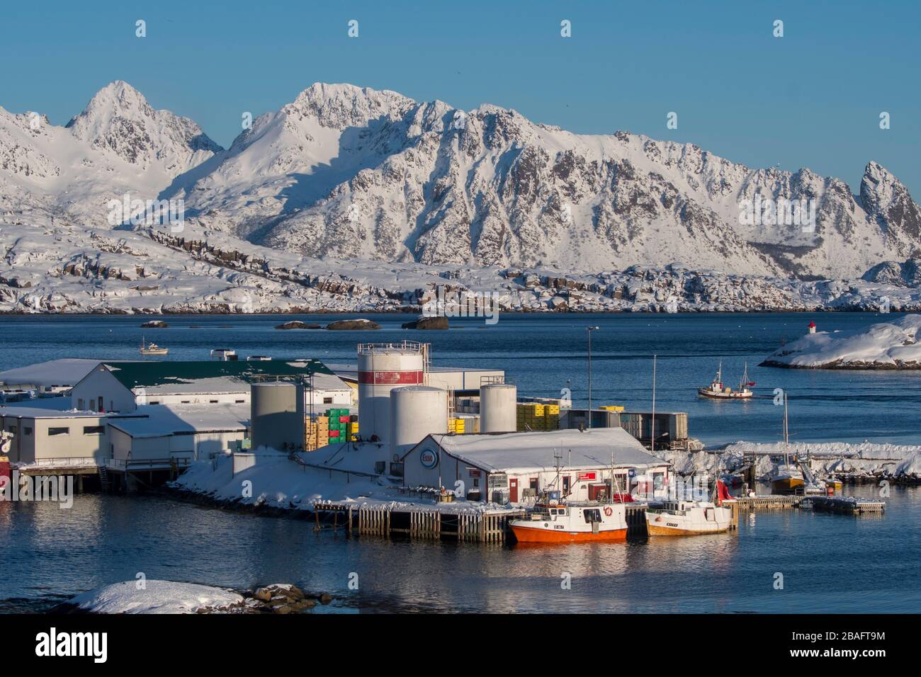 Vista di una delle fabbriche di lavorazione del pesce di Svolvaer, una città di pesca nelle Isole Lofoten, Nordland County, Norvegia. Foto Stock