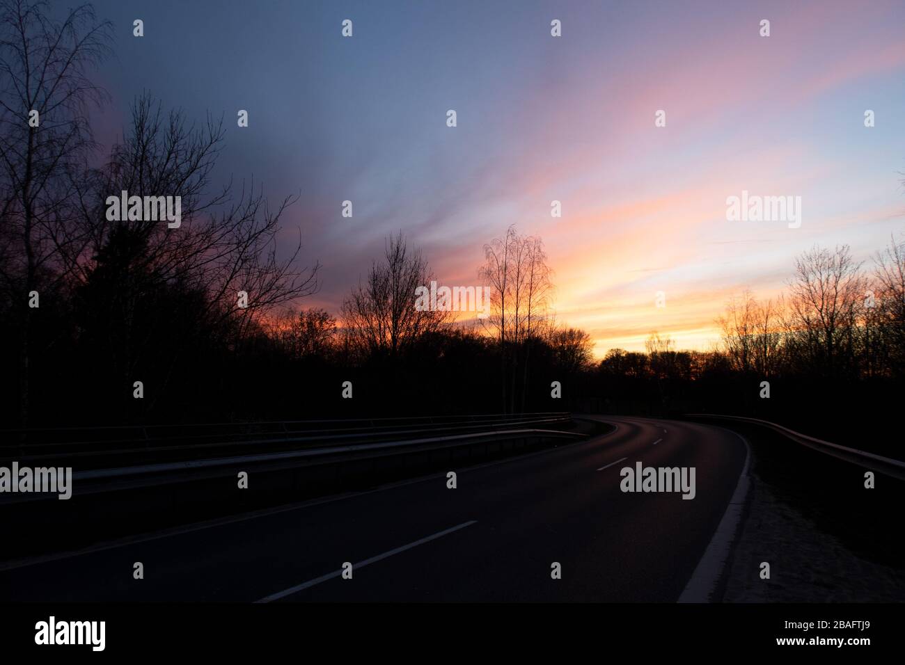 impressioni dell'umore serale con il tramonto a lathen emsland bassa sassonia germania Foto Stock