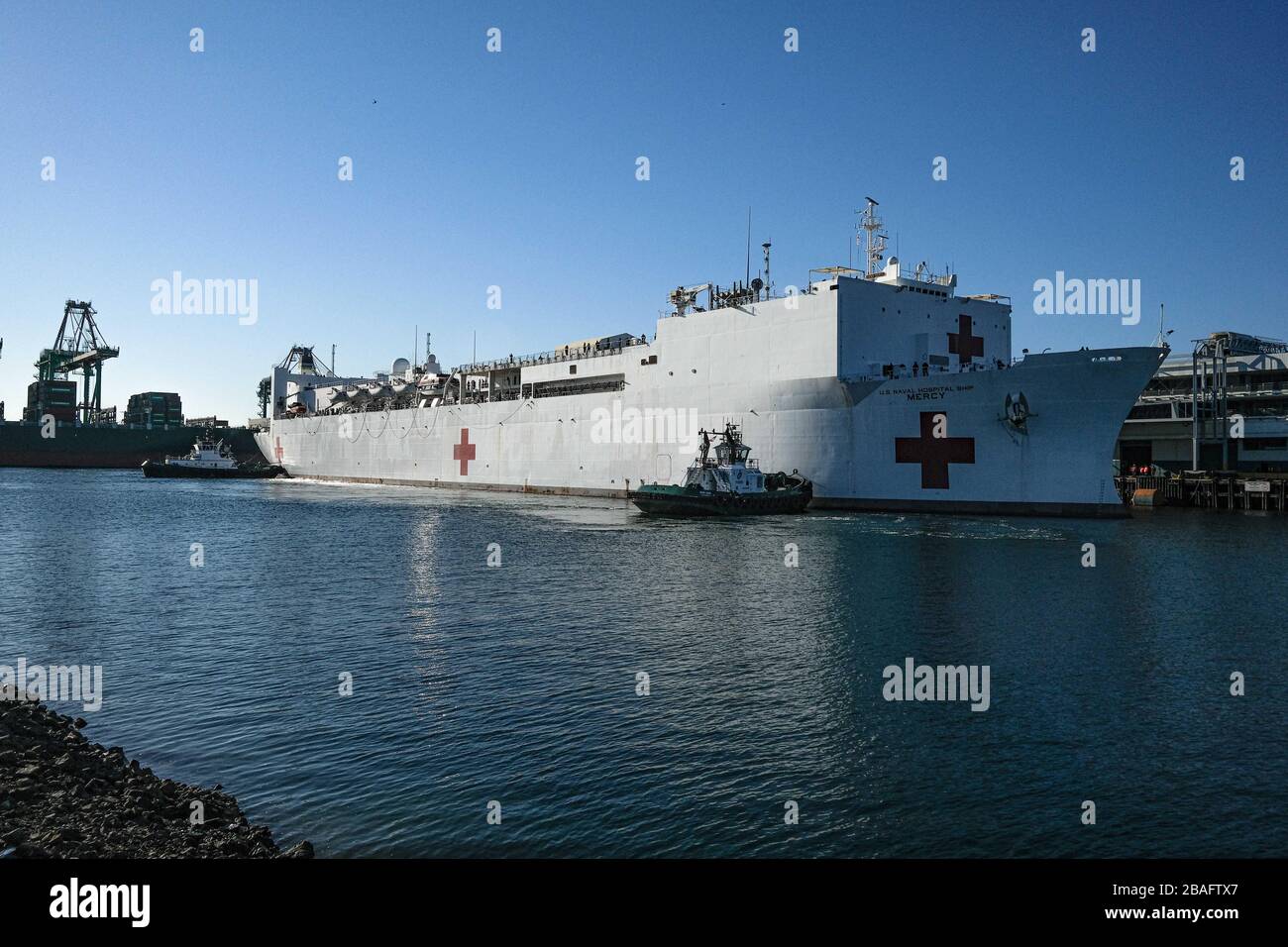 Los Angeles, California, Stati Uniti. 27 marzo 2020. La nave dell'ospedale navale degli Stati Uniti Mercy arriva nel porto di Los Angeles poichè questa sarà la nave dell'ospedale di overflow che ospiterà i pazienti non esposti alla pandemia di Coronavirus in corso. Credit: Jason Ryan/ZUMA Wire/Alamy Live News Foto Stock