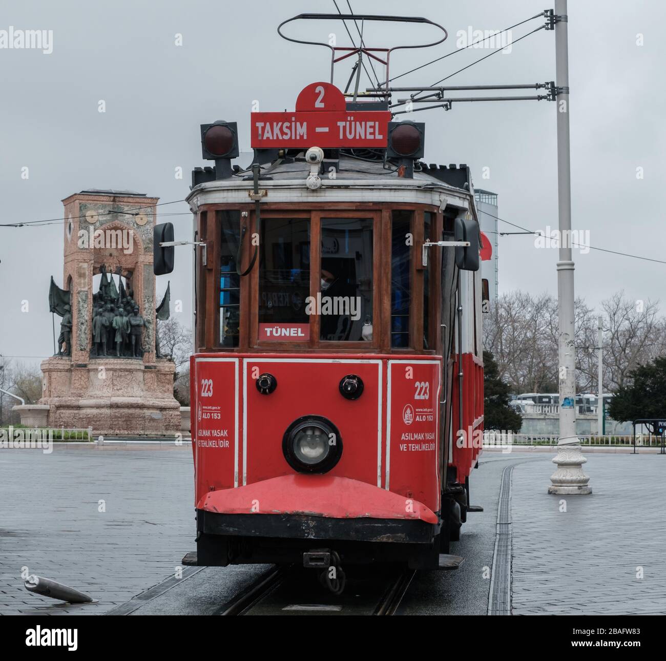 Nostalgico tram Rosso in Piazza Taksim. Istiklal Street è una destinazione popolare a Istanbul.Tram corre quasi vuota Istiklal Street a causa di coronaviru Foto Stock
