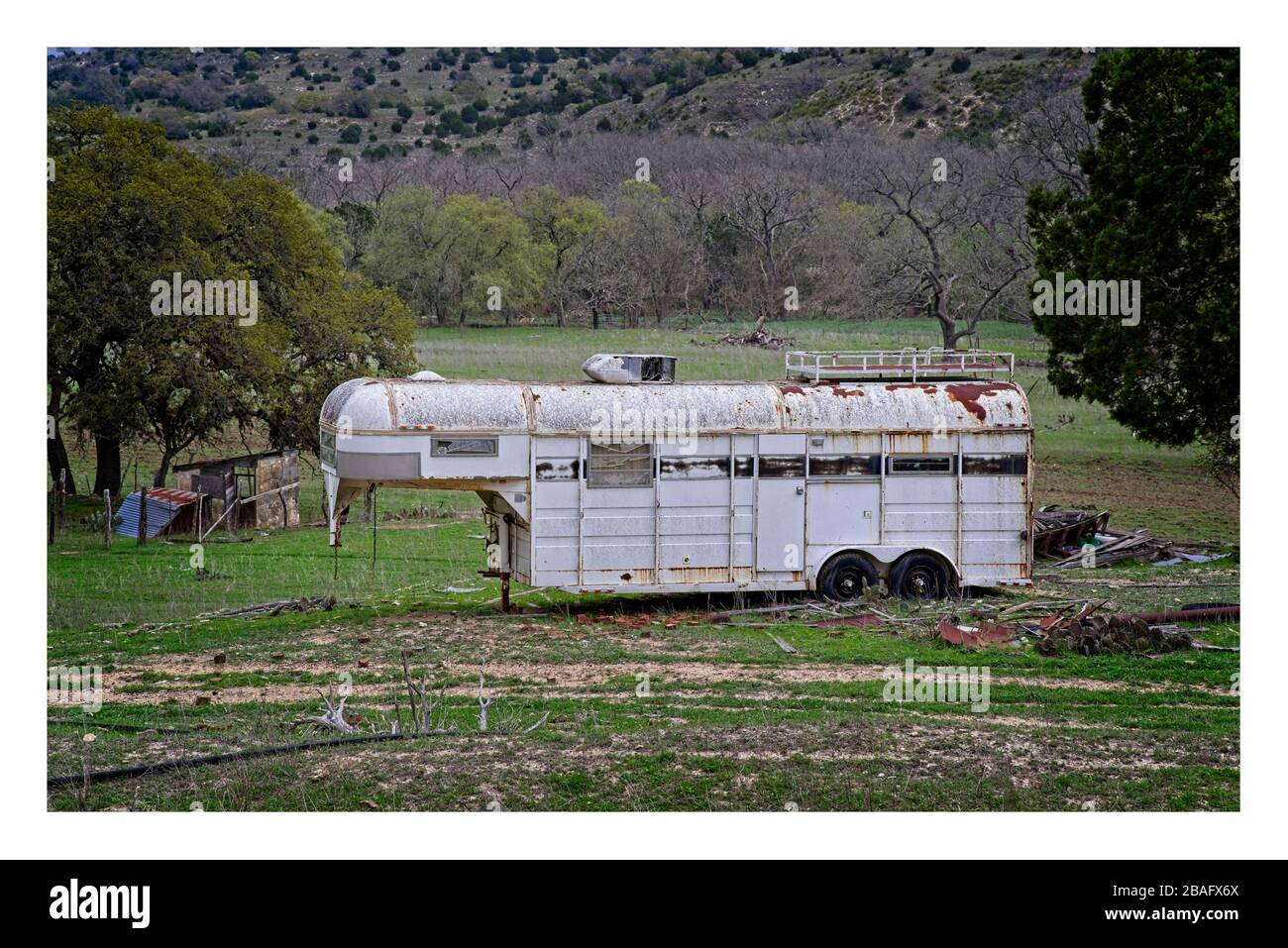 Vecchio rimorchio fatiscente del cavallo sul terreno agricolo di Texas Hill Country Foto Stock