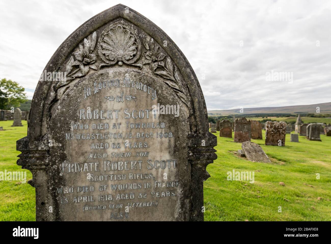 Lapide per privato in Scottish Rifles morì in Francia nel 1918, Old Castleton Cemetery, Newcastleton, St Martin's Churchyard, Byreholm, Castleton, Roxb Foto Stock