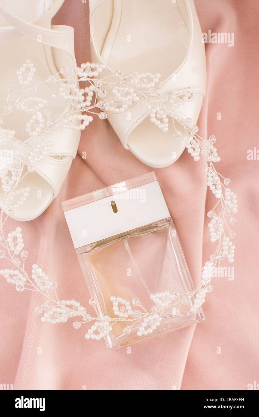 Accessori nuziali. Scarpe da sposa, profumo e corona. Foto Stock