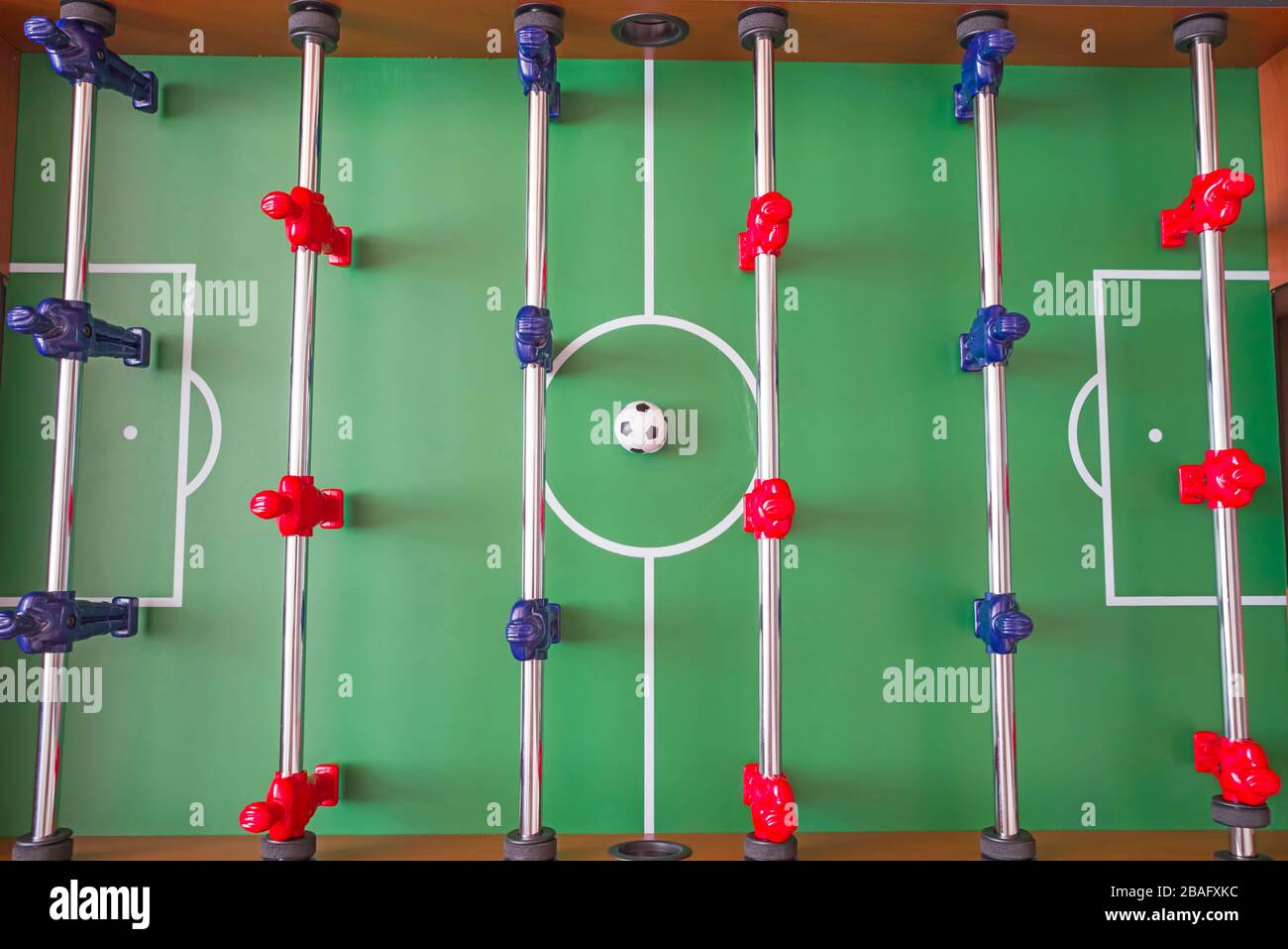 Partita di calcio a tavolo nella sala per bambini Foto Stock