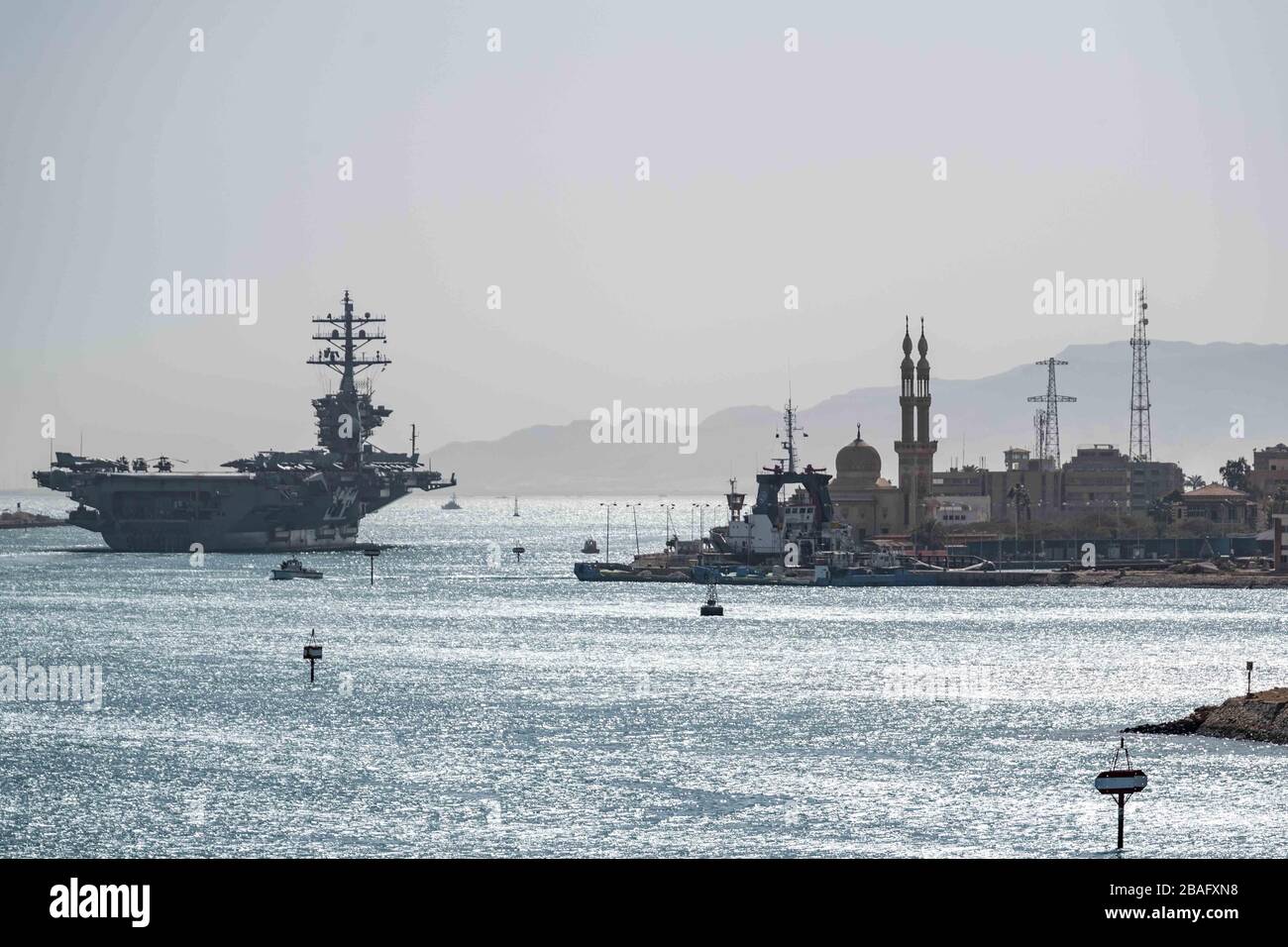 La US Navy Nimitz-classe vettore aereo USS Dwight D. Eisenhower transita il canale di Suez 9 marzo 2020 in Egitto. Foto Stock