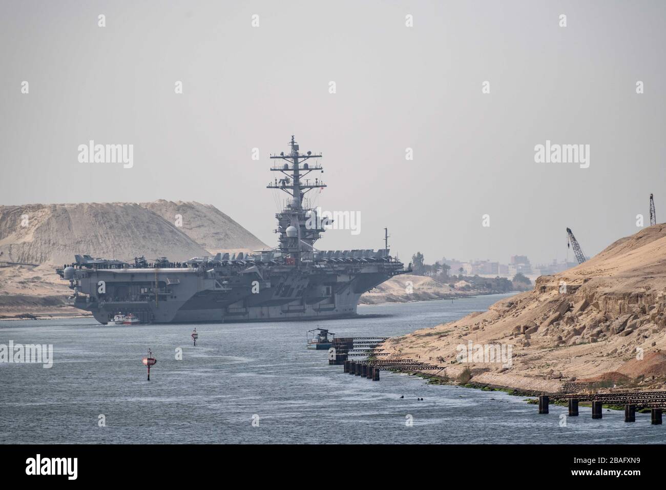La US Navy Nimitz-classe vettore aereo USS Dwight D. Eisenhower transita il canale di Suez 9 marzo 2020 in Egitto. Foto Stock