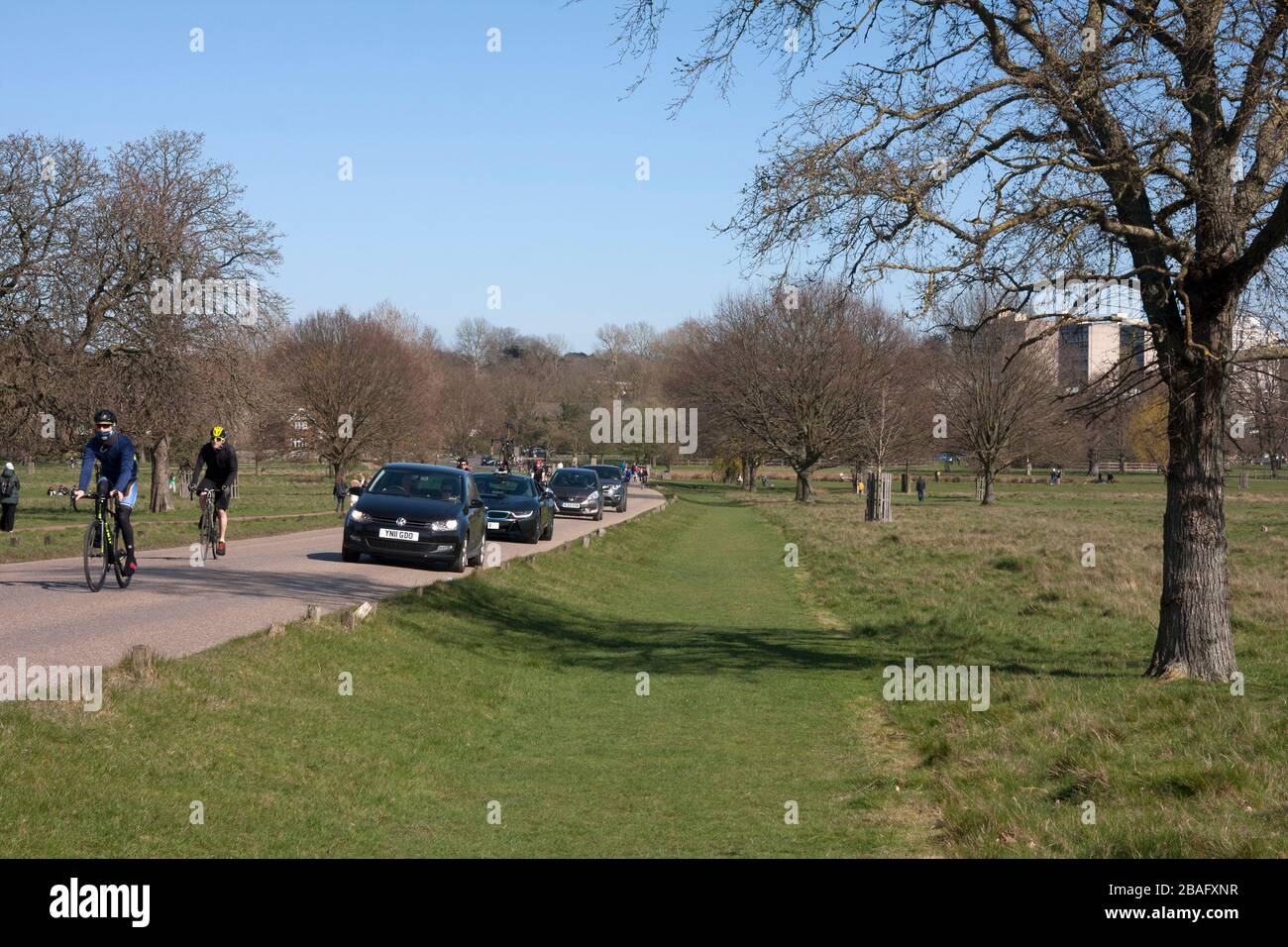 Richmond Park, Londra, durante lo scoppio del coronavirus 2020, auto e ciclisti fuori per Mothers Day appena prima che i cancelli chiusi Foto Stock