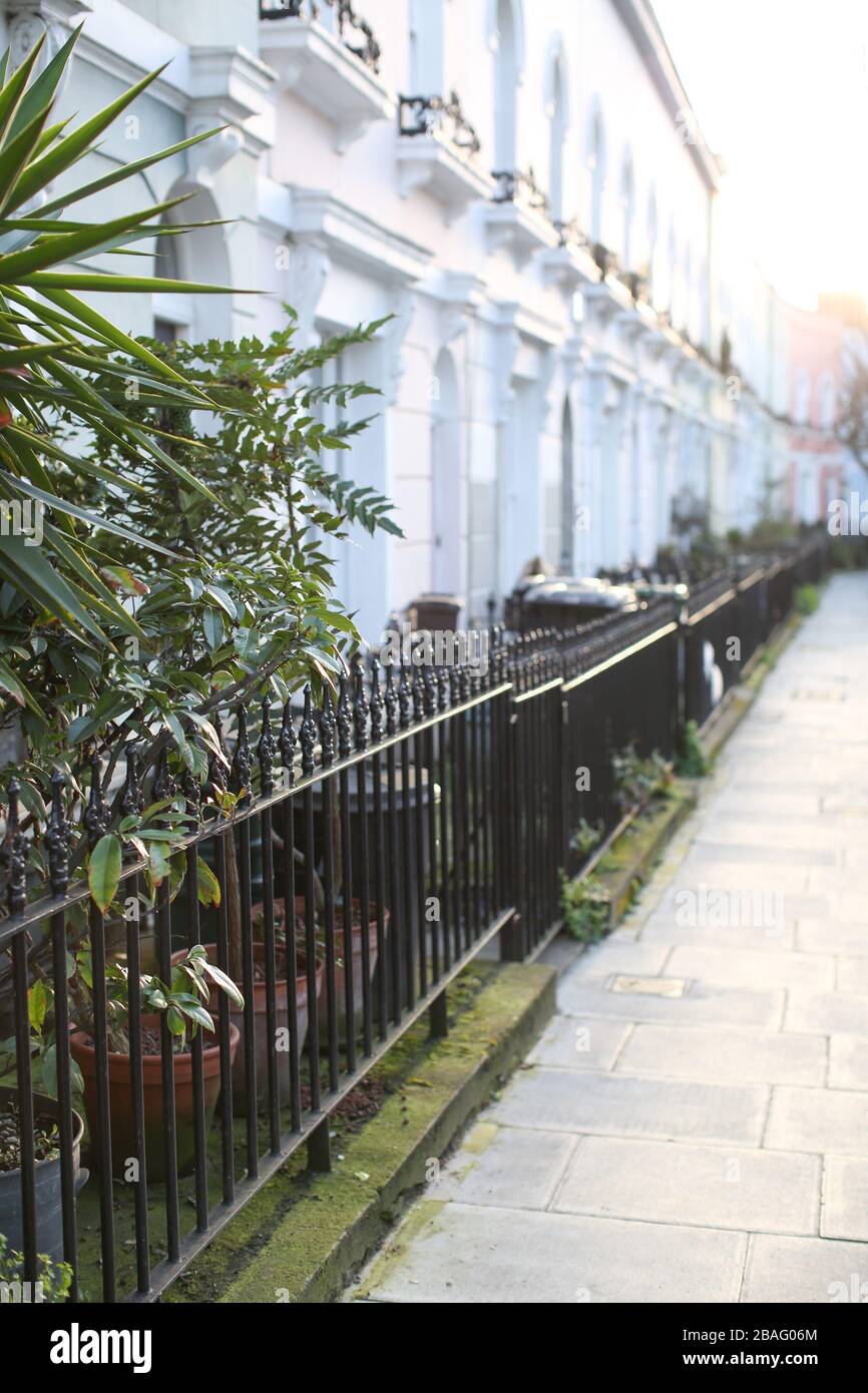 Case a schiera colorate dipinte in stile vittoriano su una strada di Londra (Kentish Town) Foto Stock