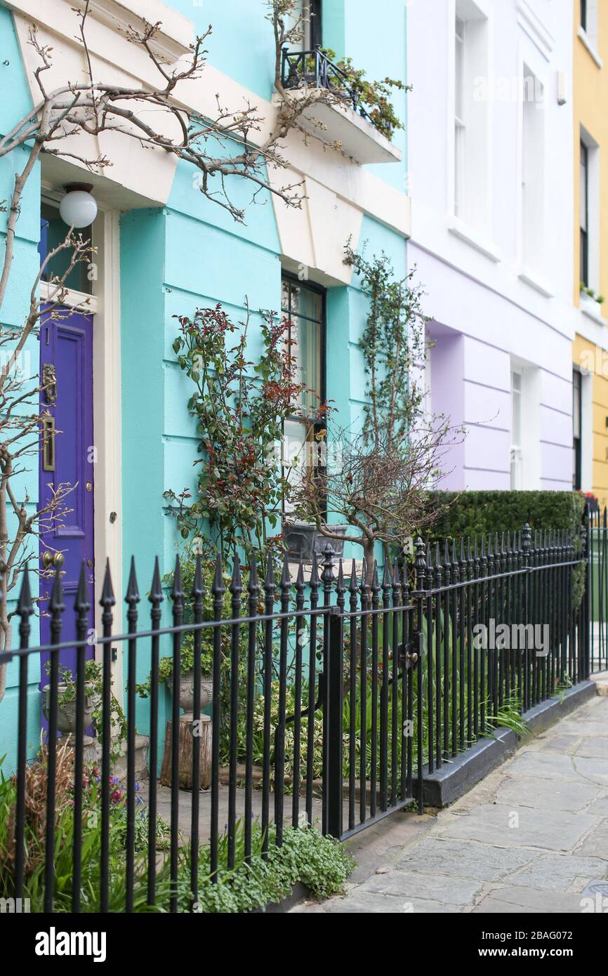Casa a schiera Vittoriana dipinta piuttosto colorata con recinzioni in ferro battuto a Kentish Town, Londra Foto Stock