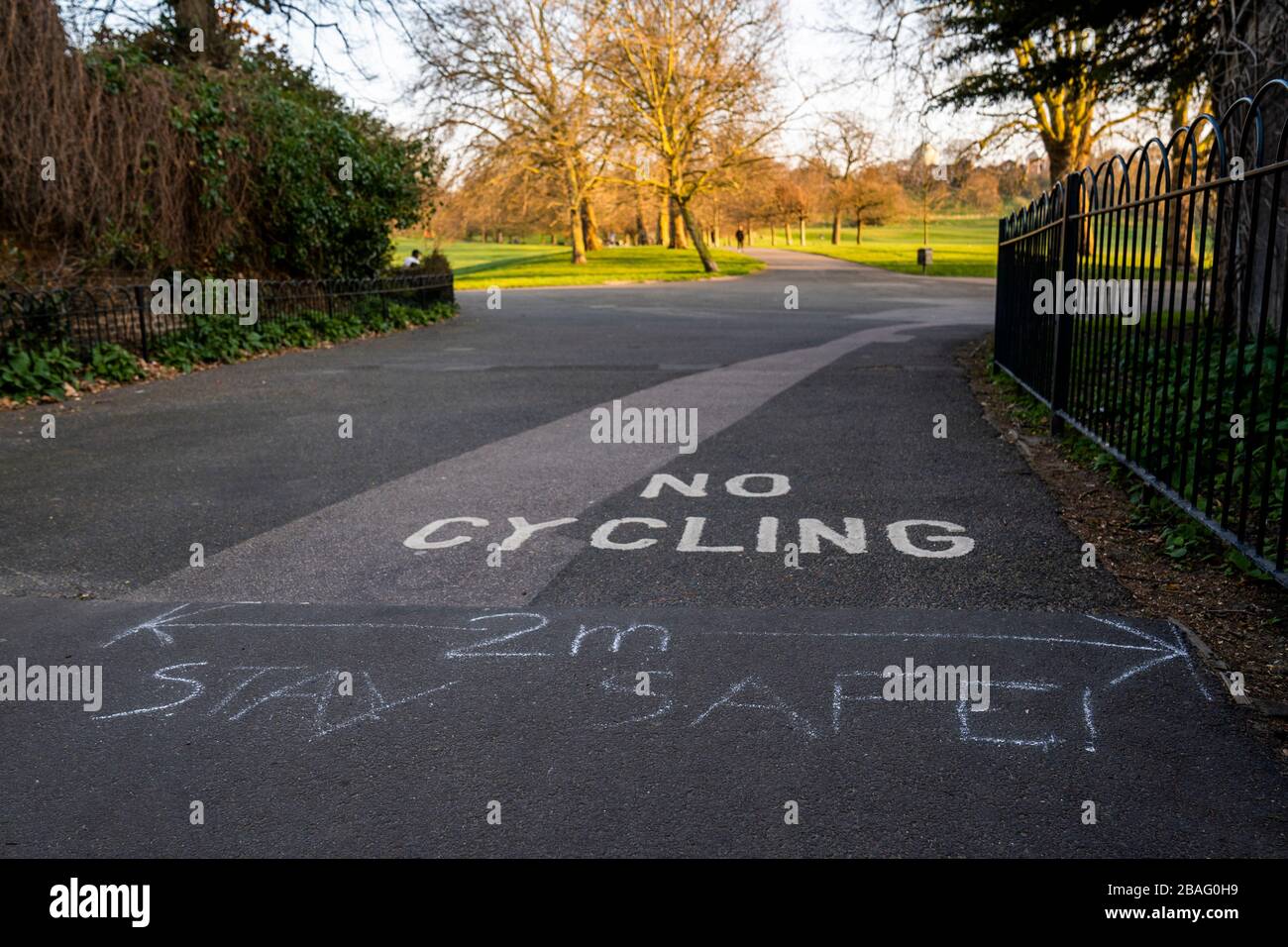 Distanza sociale exercisin nel Greenwich Park. Foto Stock