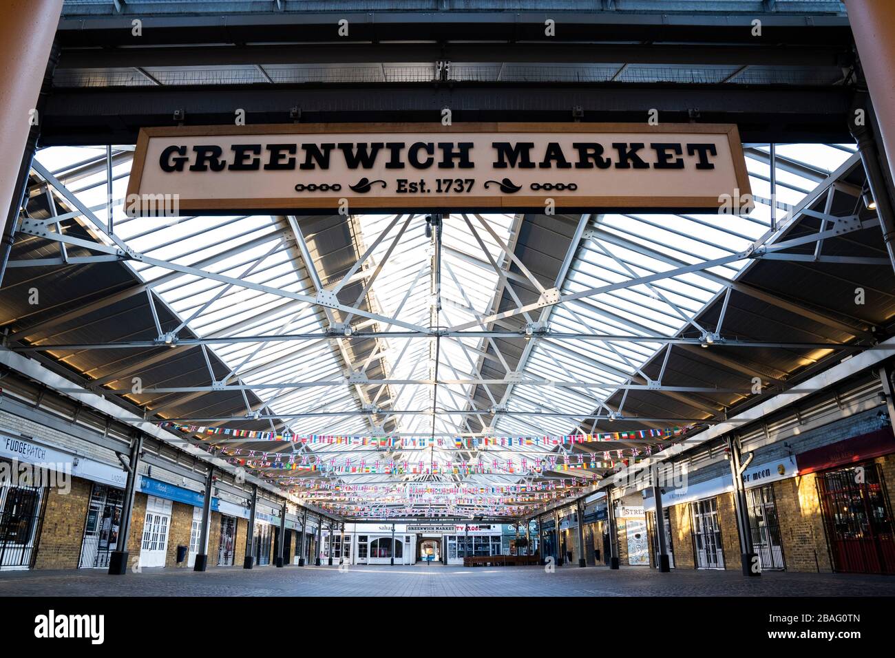 Il coronavirus causa la chiusura di parchi, luoghi turistici, mercati e trasporti a Greenwich, Londra, Regno Unito. Mercato di Greenwich raffigurato. Foto Stock