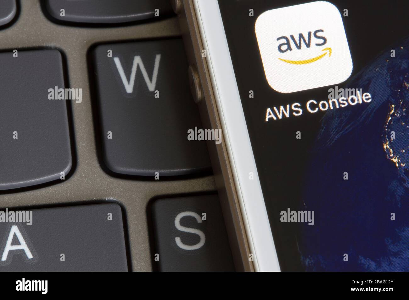 L'icona dell'app mobile della console di gestione AWS (Amazon Web Services) viene visualizzata su uno smartphone. Foto Stock