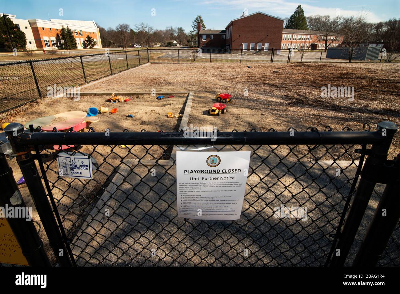 Coronavirus, Lexington, ma, USA. 26 marzo 2020. Parco giochi della scuola elementare chiuso. Cartello chiuso all'ingresso di un parco giochi all'esterno della scuola elementare di Harrington a Lexington, popolazione di oltre 30,000 persone, vicino a Boston, Massachusetts. A causa del Coronavirus, Lexington, con oltre 30,000 abitanti, ha chiuso le 11 scuole pubbliche della città con oltre 7,000 prescolare agli studenti del 12° grado. Lexington è conosciuta come il luogo in cui è stato sparato il primo colpo della Guerra d'indipendenza americana. Foto Stock